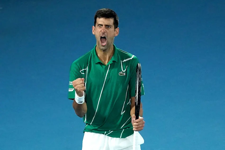 Novak Djokovic de Serbia hace un gesto durante la final de individuales masculinos contra Dominic Thiem de Austria el d&iacute;a 14 del torneo de tenis del Abierto de Australia en Rod Laver Arena en Melbourne, el domingo 2 de febrero de 2020.