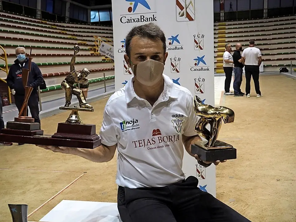 &Oacute;scar Gonz&aacute;lez, con los trofeos que le acreditan como vencedor del Trofeo de Maestros y del Circuito de Puntos &lsquo;Bolista de Bronce&rsquo;. / Juan