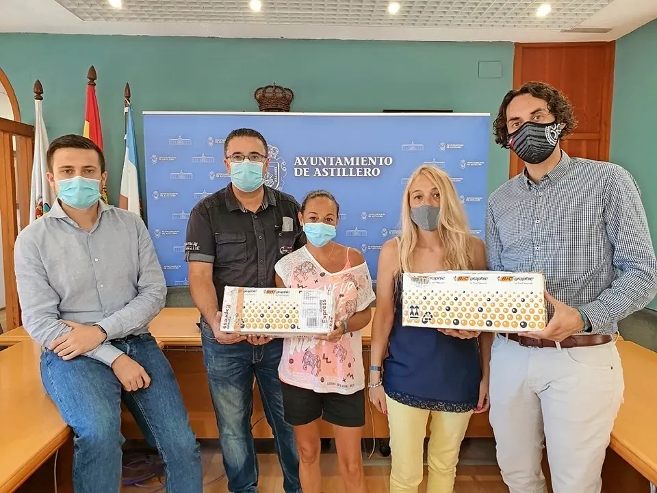 Miembros de la asociaci&oacute;n y del equipo de gobierno con parte de los lotes donados. / alerta