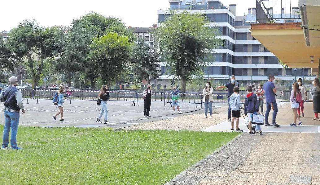 Alumnos que han acudido a clase en un colegio de Santo&ntilde;a. / Ramos
