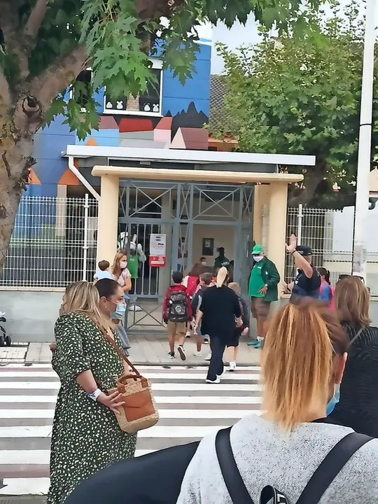 Primer d&iacute;a de colegio en el CEIP Palacio de Noja. / alerta