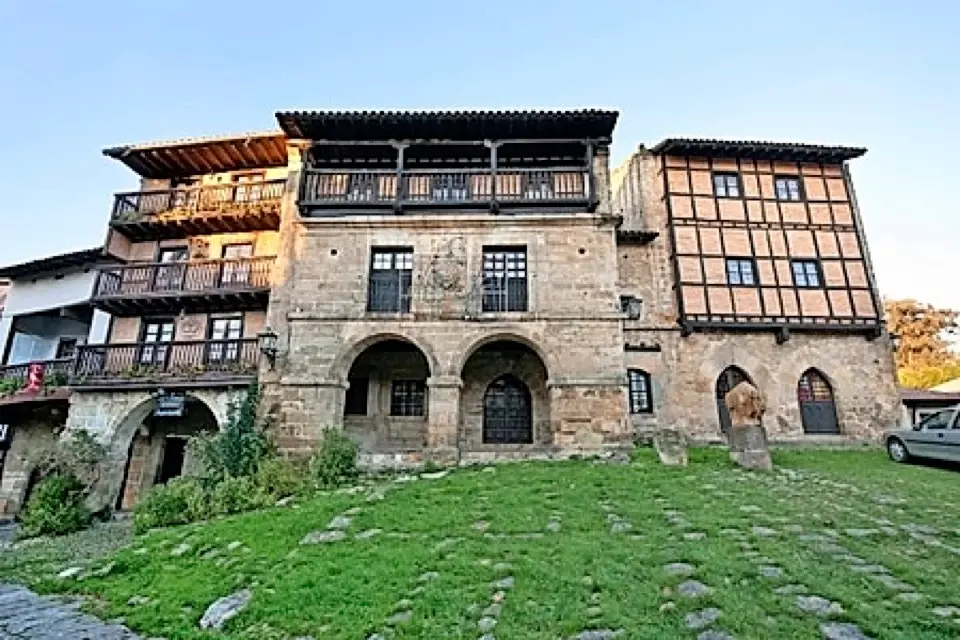 Ambas construcciones son dos ejemplos arquitect&oacute;nicos de la Santillana del Mar m&aacute;s antigua. / ALERTA