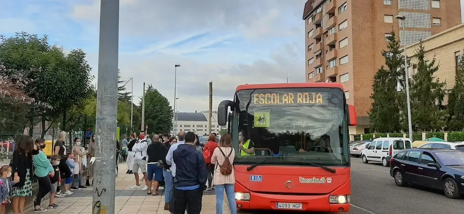 Autob&uacute;s de la l&iacute;nea escolar en la parada junto al Colegio Fernandez de los R&iacute;os en Torrelavega. / S.D.