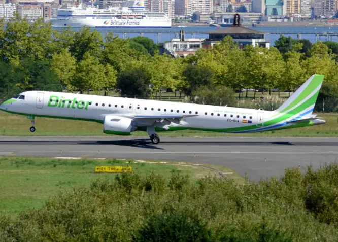Avi&oacute;n de la compa&ntilde;&iacute;a Binter en el aeropuerto de Santander - BINTER - Archivo