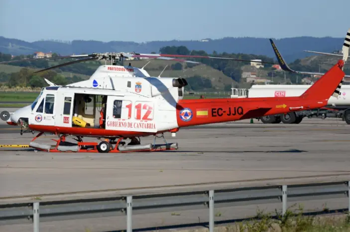 El helic&oacute;ptero del Gobierno de Cantabria en el aeropuerto Sebe Ballesteros. / archivo