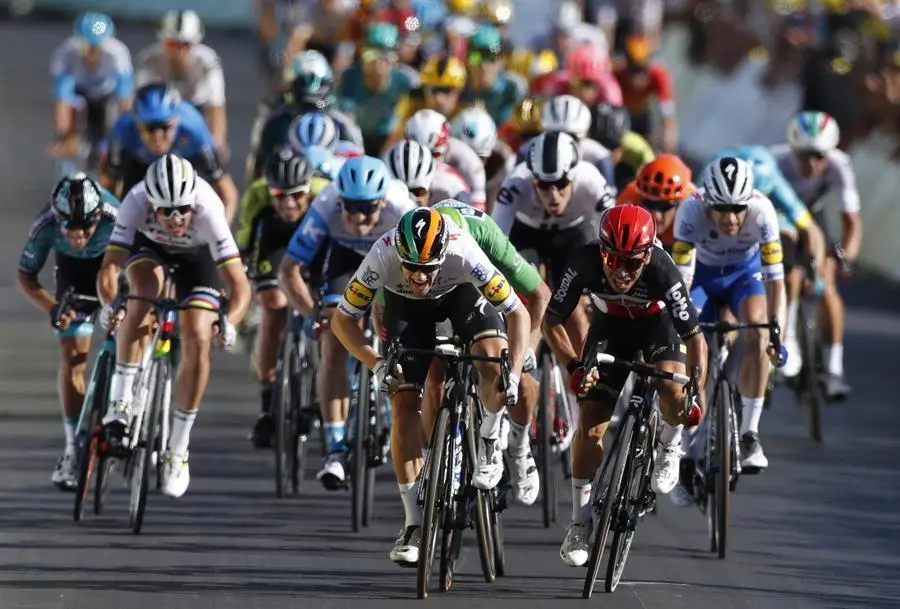 El ciclista irland&eacute;s Sam Bennett (c), del equipo Deceuninck Quick-Step, se proclama campe&oacute;n de la d&eacute;cima etapa del Tour de Francia, de 168,5 km entre Le Chateau-d'Oleron y Saint-Martin-de-Re, este martes. EFE / Sebastien Nogier / Piscina