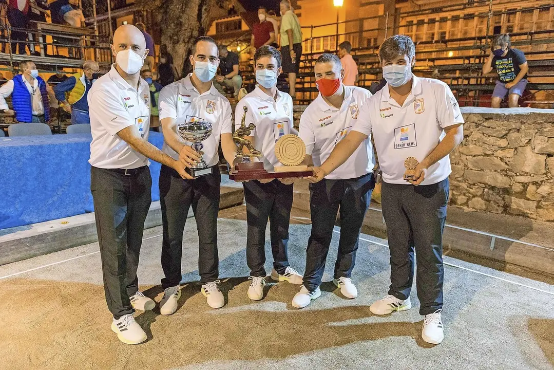 Los campeones de la Pe&ntilde;a El Pendo Bah&iacute;a Real: Rub&eacute;n Rodr&iacute;guez, Gabriel Cagigas, Manuel Dom&iacute;nguez, Jaime Garc&iacute;a y David Gandarillas. / sergio Iturbe