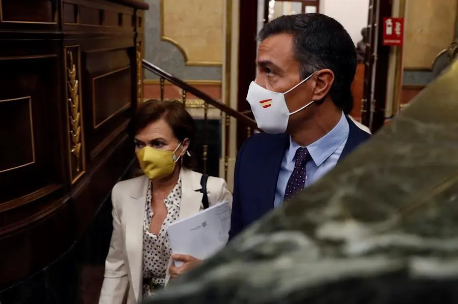 El presidente del Gobierno, Pedro S&aacute;nchez (d) y la vicepresidenta primera, Carmen Calvo (i) a su llegada a la sesi&oacute;n de control al Gobierno en el Congreso este mi&eacute;rcoles en donde se reclamar&aacute; una vez m&aacute;s a la oposici&oacute;n unidad para abordar la crisis de la pandemia, en medio de las &uacute;ltimas pol&eacute;micas pol&iacute;ticas centradas en la renovaci&oacute;n del Poder Judicial y las revelaciones del caso del espionaje al extesorero del PP Luis B&aacute;rcenas. EFE/J.J. Guill&eacute;n