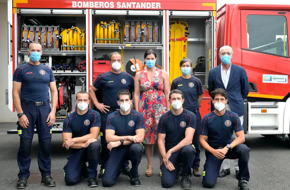 Presentaci&oacute;n autobomba y bienvenida a los nuevos trajes para el servicio.