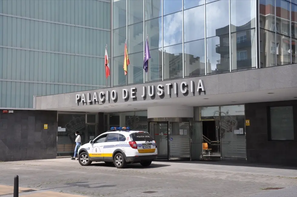 Una patrulla frente a los Juzgados de Torrelavega. / S.D.