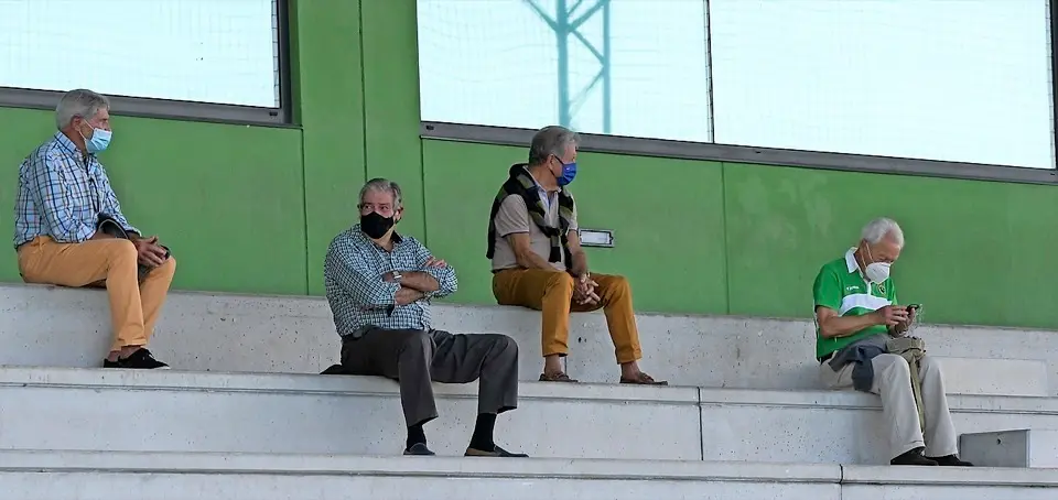 Los veteranos aficionados verdiblancos se sentaron manteniendo la distancia de seguridad. / hardy