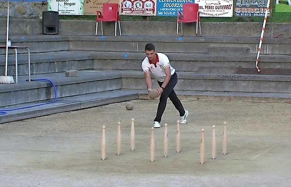 Pablo Lav&iacute;n, birlando ayer en la final de Sol&oacute;rzano. / ONDA OCCIDENTAL