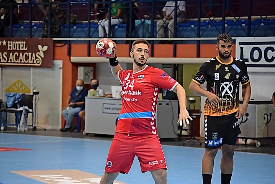 Un jugador del Sinf&iacute;n se dispone a lanzar un penalti. / alerta