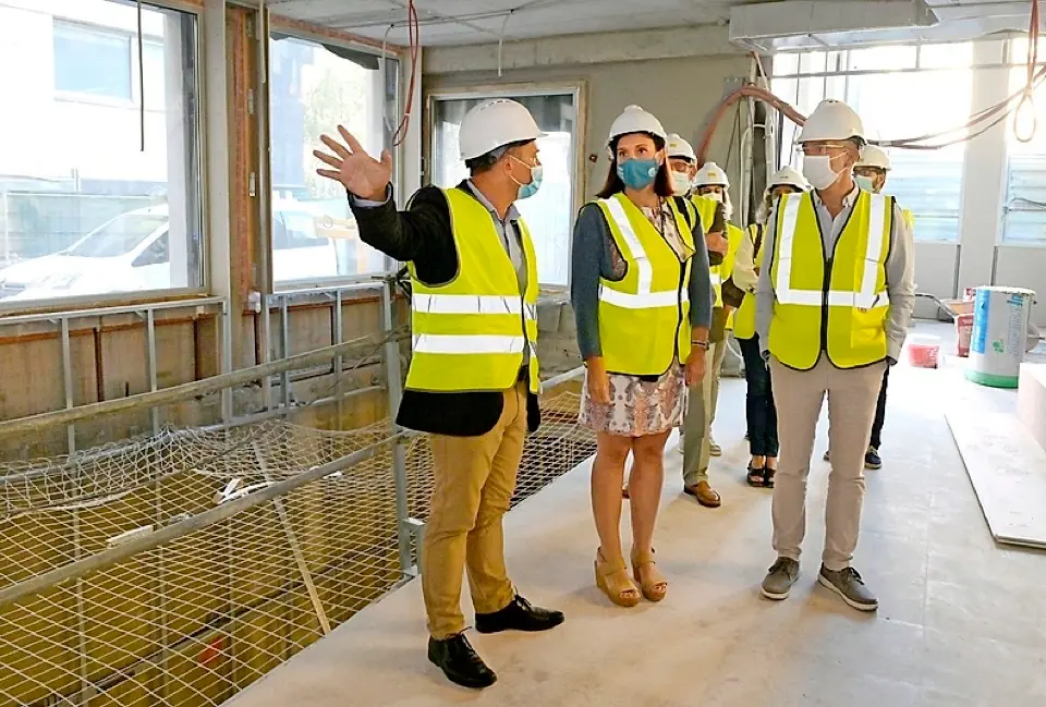 Gema Igual y C&eacute;sar D&iacute;az visitando las obras. / ALERTA