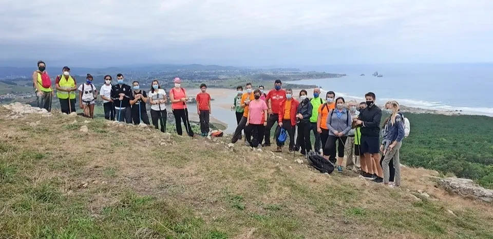 Durante el recorrido los participantes han podido disfrutar de una vista &uacute;nica del Parque Natural de las Dunas de Liencres y conocer la fauna que habita en el entorno de La Picota. / ALERTA