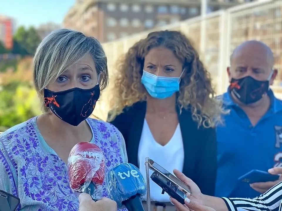 La delegada del Gobierno en Cantabria, Ainoa Qui&ntilde;ones, ha visitado junto a la regidora la zona de las v&iacute;as de Renfe a su paso por el casco urbano de Malia&ntilde;o-Muriedas. / alerta