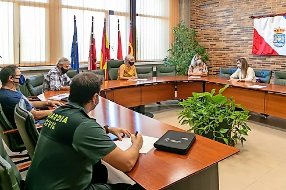 La reuni&oacute;n mantenida ayer, presidida por la alcaldesa Rosa D&iacute;az, los concejales de Hacienda y Protecci&oacute;n Civil, Avelino Rodr&iacute;guez y Pedro Roca, el sargento primero comandante de la Guardia Civil, Mariano Miguel; as&iacute; como la coordinadora y la fisioterapeuta del centro de salud, Elvira Mart&iacute;nez y Carmen Secades. / ALERTA