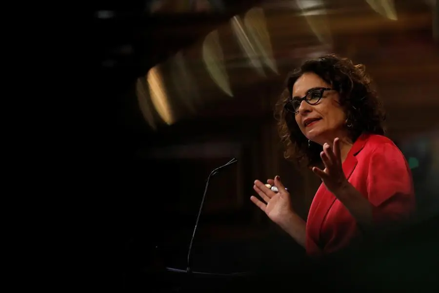 La ministra de Hacienda y portavoz del Gobierno, Mar&iacute;a Jes&uacute;s Montero, durante su intervenci&oacute;n en el pleno del Congreso celebrado este jueves. El Gobierno apura las negociaciones para intentar salvar en la votaci&oacute;n del Congreso el decreto por el que los ayuntamientos podr&aacute;n gastar un fondo de 5.000 millones de euros siempre y cuando dispongan de ahorros y los pongan a disposici&oacute;n del Estado, y que ha puesto en pie de guerra a alcaldes de todos los partidos, salvo el PSOE. EFE/Juan Carlos Hidalgo