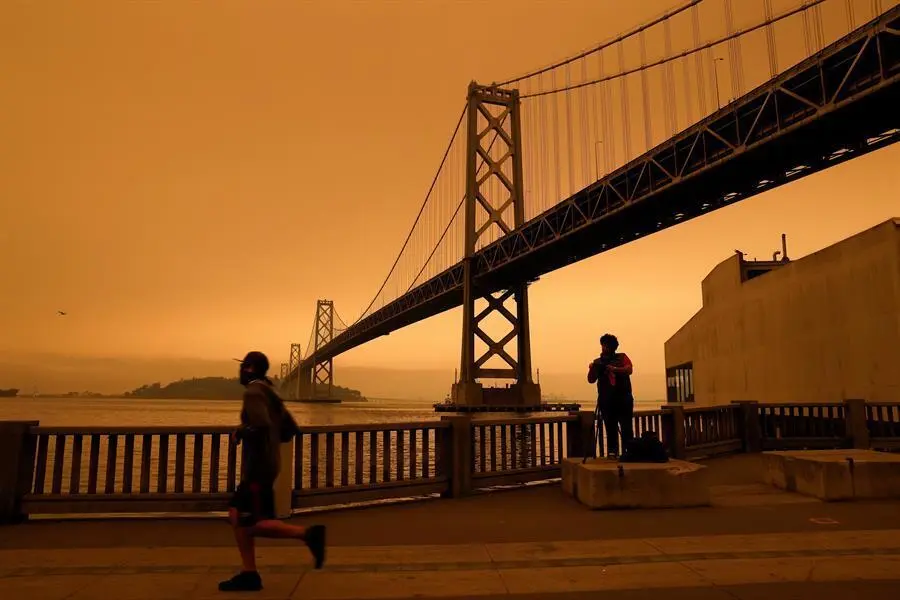 Vista del puente de la bah&iacute;a de San Francisco bajo un cielo nublado naranja por la tarde en San Francisco, California, EE. UU., 09 de septiembre de 2020. EFE / /JOHN G. MABANGLO