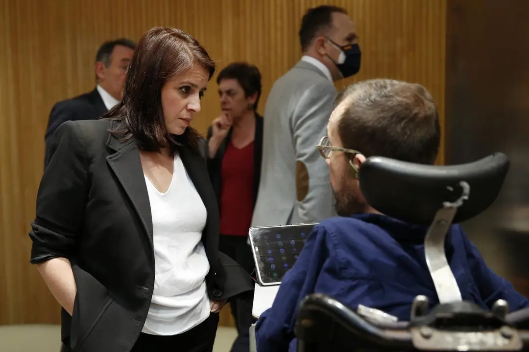 La portavoz socialista, Adriana Lastra, conversa con el portavoz de Unidas Podemos, Pablo Echenique este mi&eacute;rcoles en la primera sesi&oacute;n de la Comisi&oacute;n del Congreso para la Reconstrucci&oacute;n Social y Econ&oacute;mica. En Madrid (Espa&ntilde;a) a 13 de mayo de 2020. - Pool - Archivo