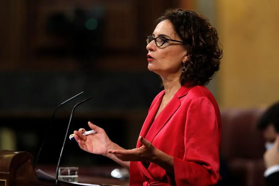 La ministra de Hacienda y portavoz del Gobierno, Mar&iacute;a Jes&uacute;s Montero, durante su intervenci&oacute;n en el pleno del Congreso este jueves. EFE/Juan Carlos Hidalgo