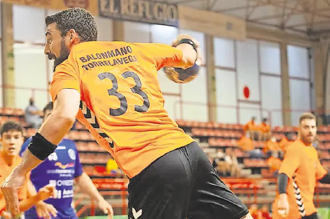Un jugador del BM Torrelavega se dispone a lanzar a puerta. / alerta