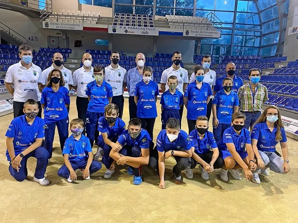 El equipo de Divisi&oacute;n de Honor de Pe&ntilde;acastillo Anievas Mayba realiz&oacute; ayer un homenaje a los infantiles -campeones de Liga- y alevines-benjamines -terceros clasificados- de la Escuela. / alerta