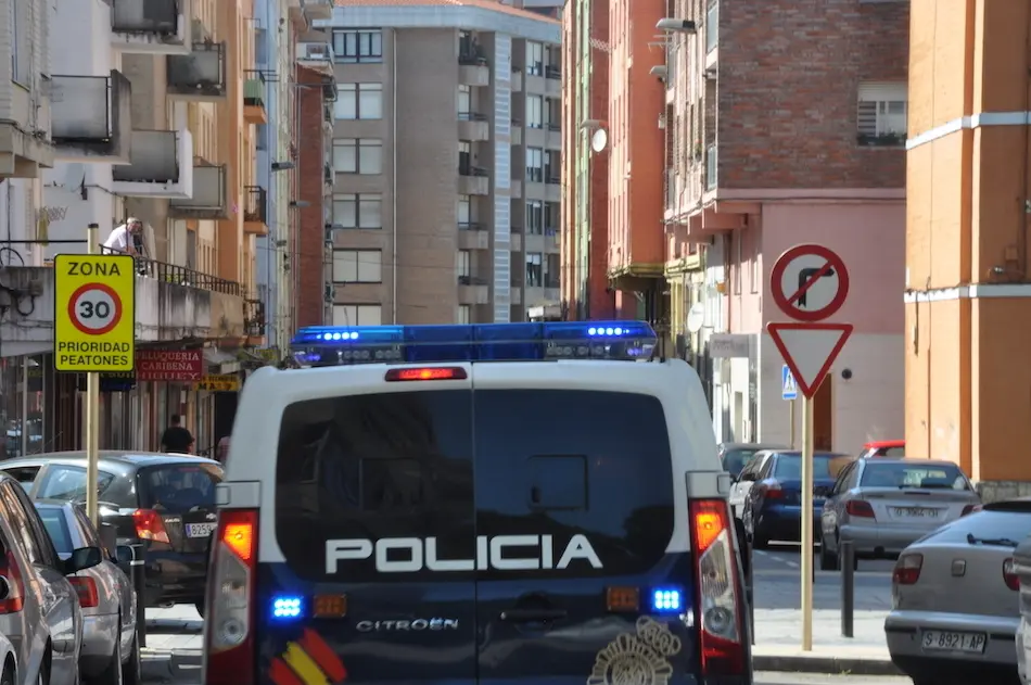 La polic&iacute;a en la Calle Leonardo Torres Quevedo en el Barrio de La Inmobiliaria. / S.D.