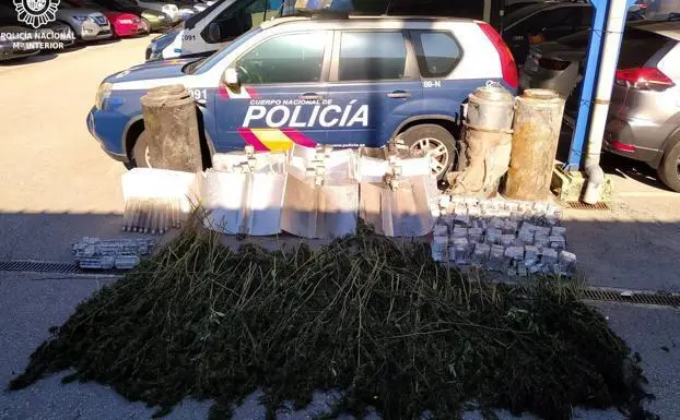 Parte del alijo en el &aacute;tico incendiado. / CNP
