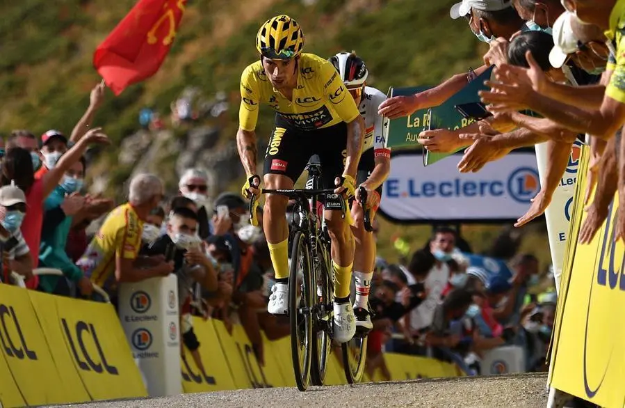 El l&iacute;der general, el ciclista esloveno Primoz Roglic del equipo Jumbo-Visma cruza la l&iacute;nea de meta durante la 13a etapa de la 107a edici&oacute;n de la carrera ciclista del Tour de Francia en 191,5 km desde Chatel-Guyon hasta Le Puy Mary Cantal, Francia, 11 de septiembre de 2020 . (Ciclismo, Francia, Eslovenia) EFE / EPA / Anne-Christine Poujoulat / Pool