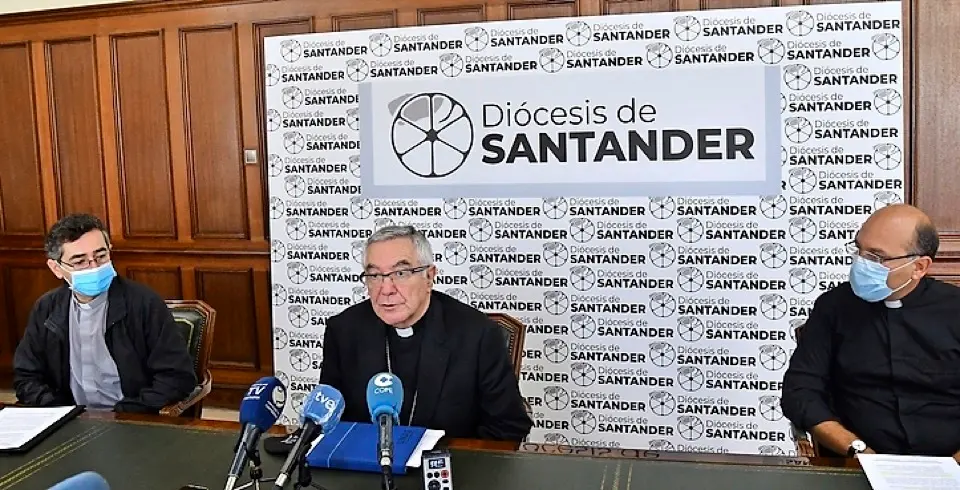 El vicario general, Sergio Llata, el obispo Manuel S&aacute;nchez Monge y el vicario de Pastoral, Ricardo Alvarado. / hardy