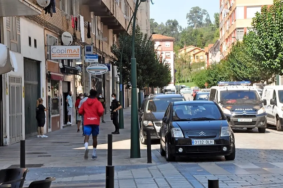 La Polic&iacute;a nacional patrulla las calles de La inmobiliara, en el d&iacute;a en que Sanidad decreta el confinamiento de 6.500 vecinos. / S.D.