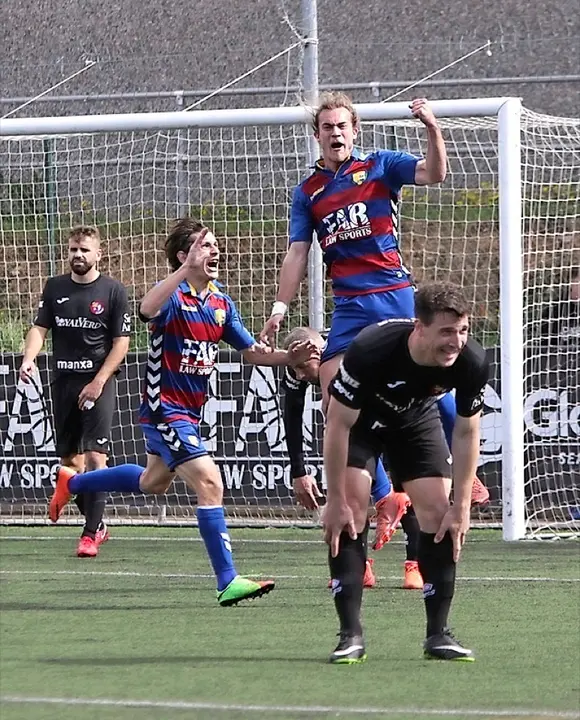 Joan Maynau, celebrando un gol con el Llagostera. / lesportiu de catalunya