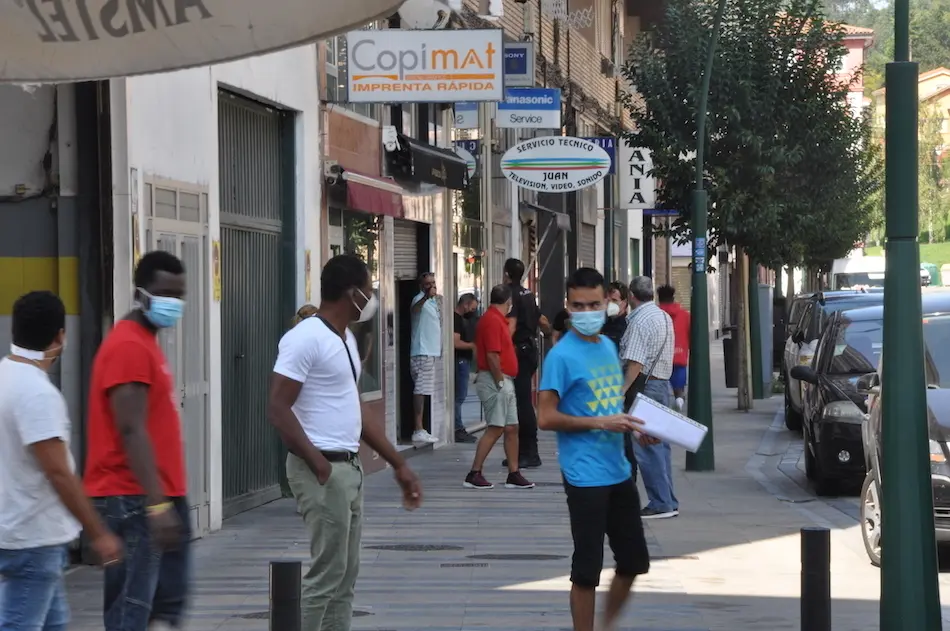 Un polic&iacute;a informa a los comerciantes de las medidas adoptadas por Sanidad. / S.D.