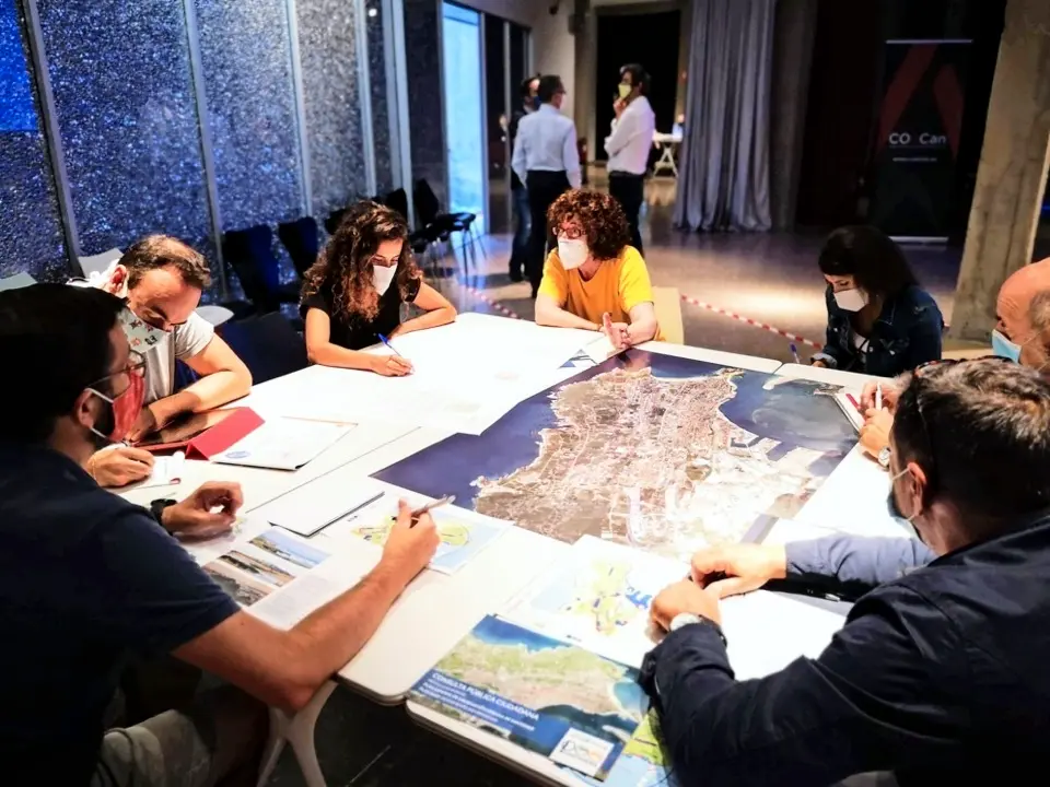 Uno de los encuentros para analizar el futuro PGOU de la capital c&aacute;ntabra. / ALERTA