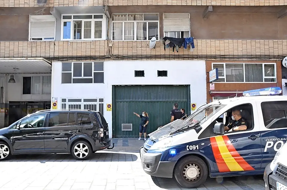 Agentes por la calle Casimiro Sainz en el Barrio de la Inmobiliaria en Torrelavega. / S.D.