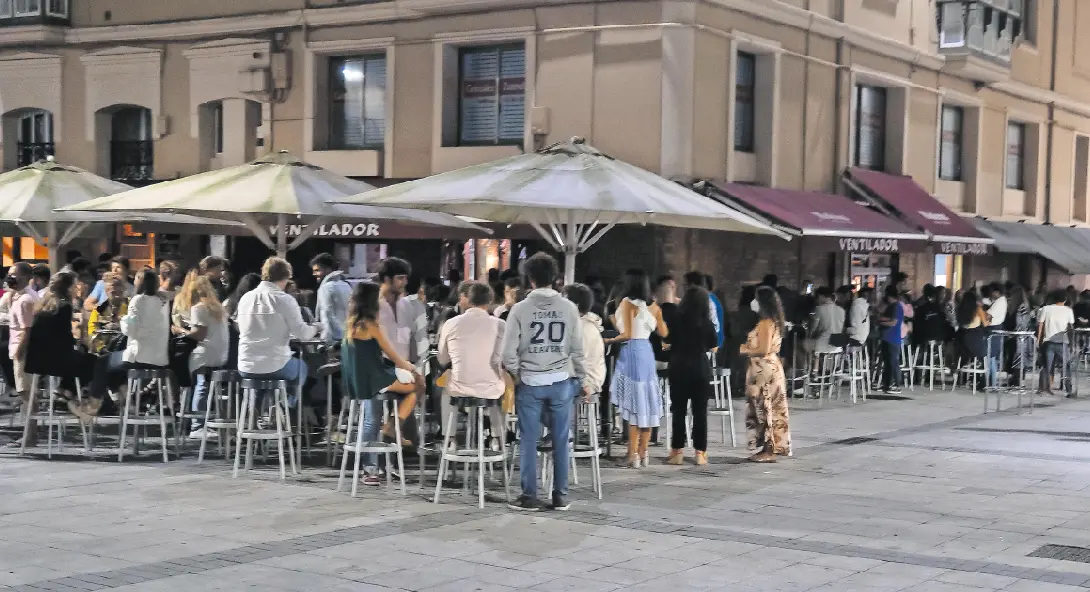 Imagen de la Plaza de Ca&ntilde;ad&iacute;o antes de decretarse el cierre de los locales de ocio nocturno. / ALERTA