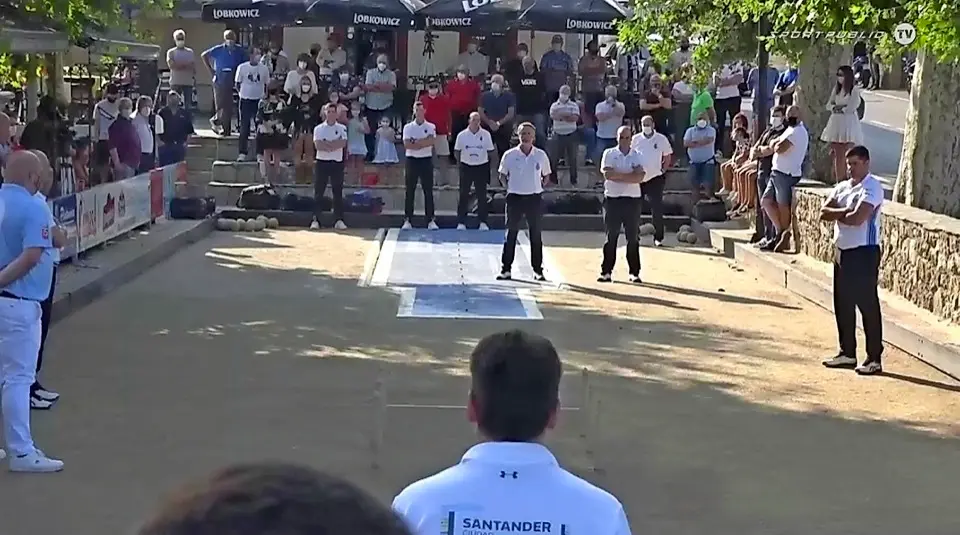 Minuto de silencio en Cerrazo en recuerdo de Luis Egusquiza. / SPORTPUBLIC