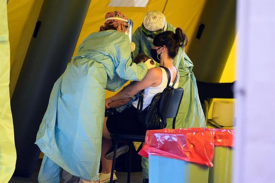 ersonal sanitario realiza pruebas PCR a un ni&ntilde;o en el colegio Jos&eacute; Mar&iacute;a Pereda del barrio de La Inmobiliaria en la ciudad c&aacute;ntabra de Torrelavega, a ra&iacute;z del brote detectado tras dos fiestas en las que se habr&iacute;an reunido un centenar de personas. EFE/Pedro Puente Hoyos
