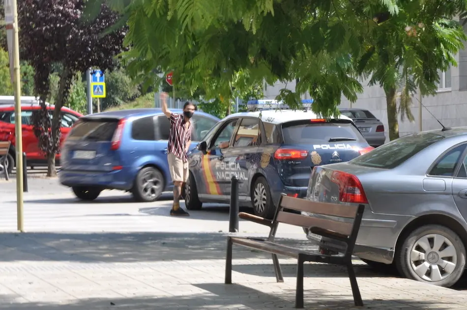 Un vecino de la Inmobiliaria habla con una agente de polic&iacute;a. / S.D.