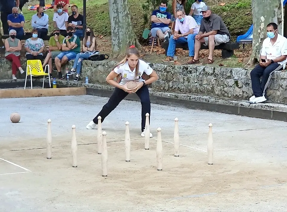 Iris Cagigas, concentrada, se dispone a birlar. / Dar&iacute;o B.