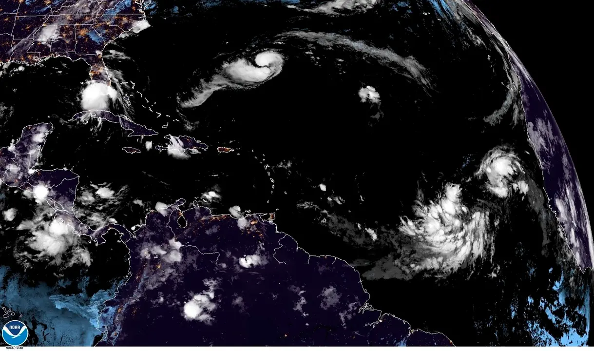 Imagen satelital cedida por la Oficina Nacional de Administraci&oacute;n Oce&aacute;nica y Atmosf&eacute;rica (NOAA) de Estados que mostraba la localizaci&oacute;n de la tormenta tropical Sally, el hurac&aacute;n Paulette y las depresiones tropicales Rene y Veinte este domingo a las 2:10 hora local (6:10 GMT). EFE/NOAA-NHC