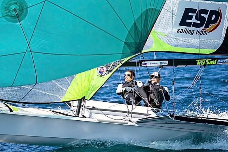 Iago L&oacute;pez-Marra y Diego Bot&iacute;n, en plena regata. / Mar&iacute;a Mui&ntilde;a