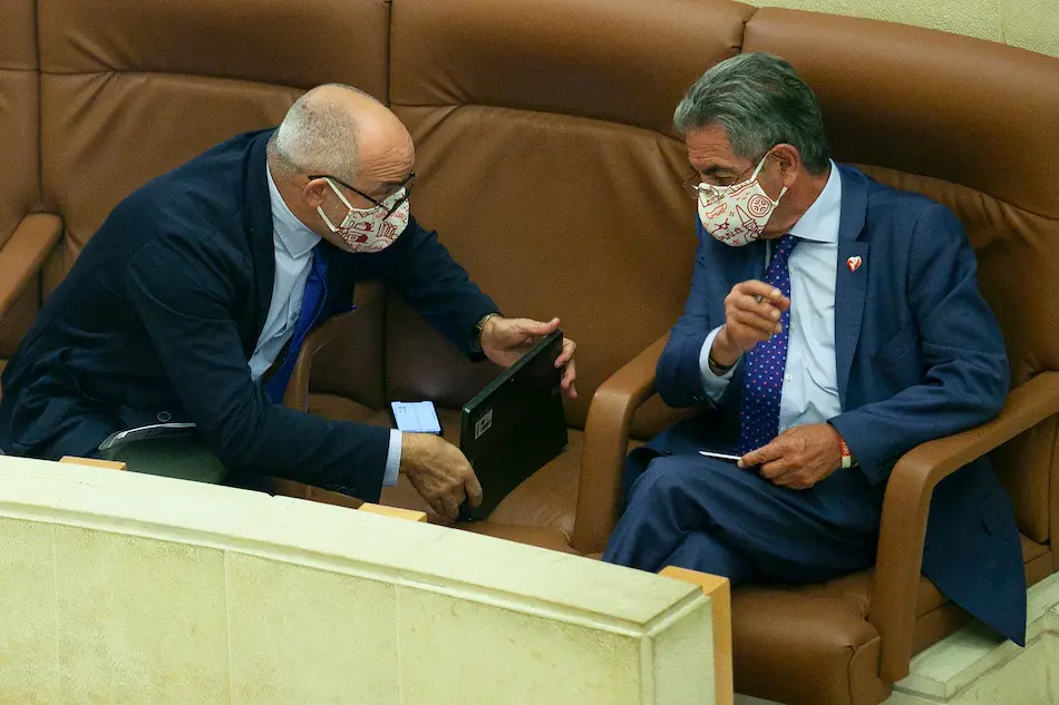 El consejero de Sanidad Miguel Rodr&iacute;guez, (PSOE, y el presidente de Cantabria, Miguel &Aacute;ngel Revilla. / HARDY