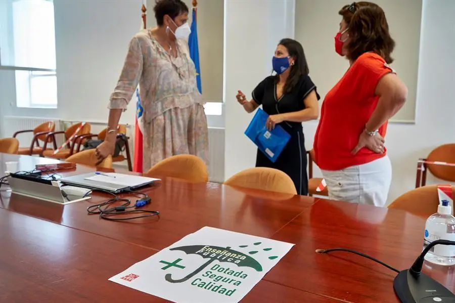 La Junta de Personal Docente de Cantabria ha tildado de "nefasta" la gesti&oacute;n del Gobierno regional en materia educativa en el confinamiento de Santo&ntilde;a, y ha criticado a la consejera, Marina Lomb&oacute;, por su "empecinamiento" en abrir los centros cuando "toda" la sociedad "estaba diciendo que ni se pod&iacute;an ni se deb&iacute;an abrir". La presidenta de la Junta de Personal Docente de Cantabria, Bel&eacute;n Gonz&aacute;lez (i) (STEC), ha destacado en una rueda de prensa, ofrecida para realizar varias reivindicaciones al Ejecutivo auton&oacute;mico, que el comienzo de curso en la comunidad aut&oacute;noma ha estado marcado por la aplicaci&oacute;n de medida restrictivas en la localidad de Santo&ntilde;a.-EFE/ROM&Aacute;N G. AGUILERA