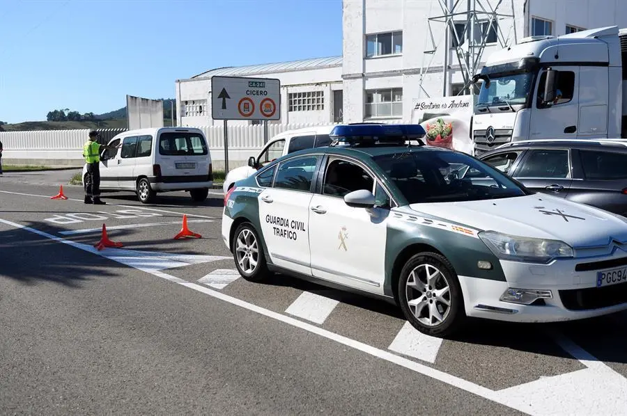 Agentes de la Guardia Civil controlan las entradas a Santo&ntilde;a, que dejar&aacute; de estar aislada a partir de esta media noche y podr&aacute; volver a abrir la hosteler&iacute;a aunque con restrinciones de aforo, entre otras medidas que se mantendran durante otro periodo de 14 d&iacute;as. EFE/Pedro Puente Hoyos