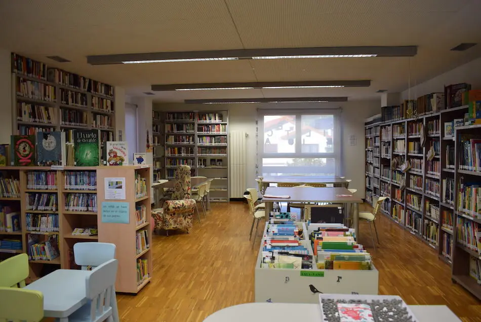 Interior de la Biblioteca Municipal Condes de la Mortera (Pi&eacute;lagos).