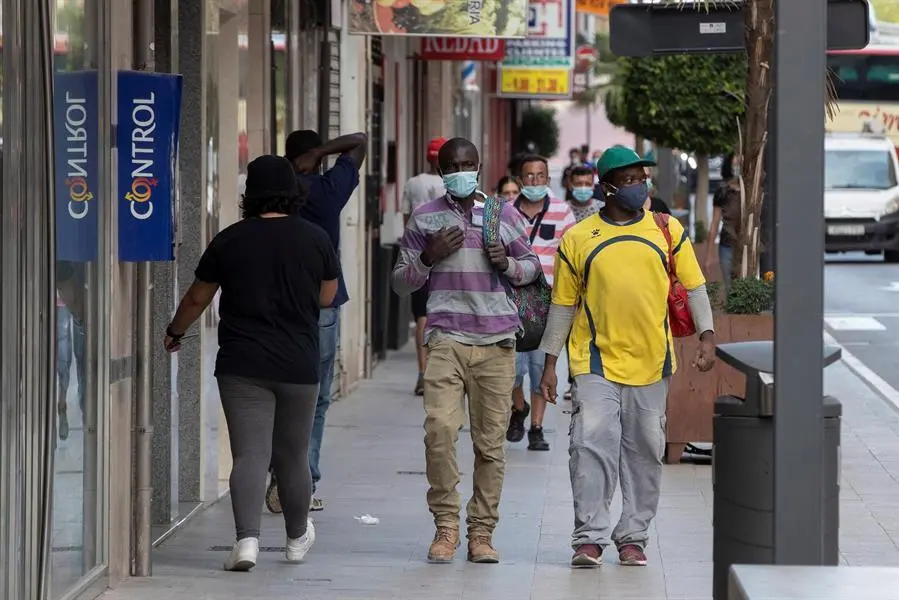 Vecinos de Lorca con mascarillas pasean este lunes por la Avenida Juan Carlos I de Lorca (Murcia), cuyo casco urbano, con 60.000 habitantes, pasa a fase 1 flexibilizada a consecuencia del incremento de casos de coronavirus en la &uacute;ltima semana. EFE/Marcial Guill&eacute;n