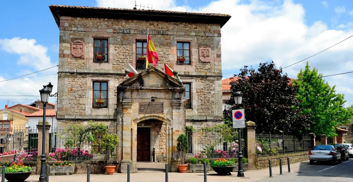 Fachada del Ayuntamiento de Cabez&oacute;n de la Sal.