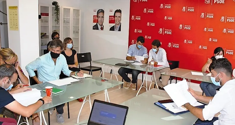 Un instante de la reuni&oacute;n. / ALERTA